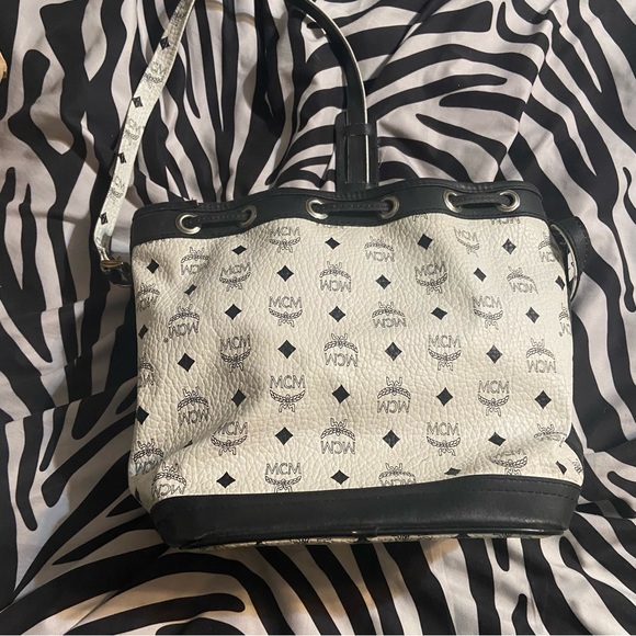 MCM drawstring bucket bag crossbody - Picture 7 of 8